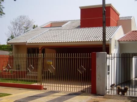 RESIDENCIAS COM ACESSO DE VEICULO LATERAL.